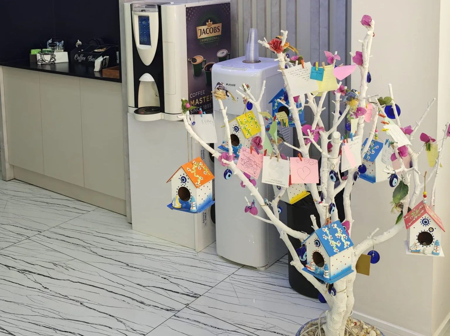 Wartebereich mit Kaffee-Ecke in unserer Zahnklinik in Kuşadası